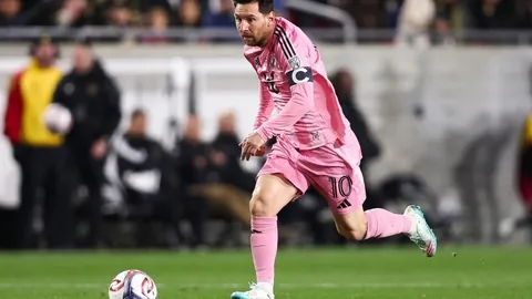 C罗上演四球狂欢！沙特联赛挑战告捷！